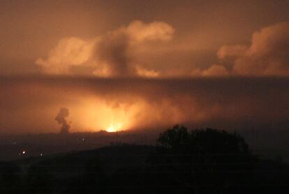 Una explosión en Gaza, vista desde la localidad israelí de Sderot, del otro lado de la frontera.