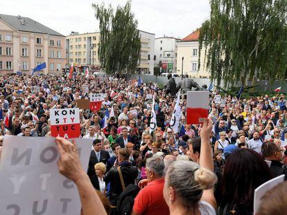Manifestación contra la reforma judicial frente a la Corte Suprema en Varsovia, Polonia.