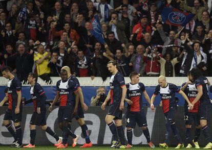Los jugadores del PSG celebran el primer gol del partido. 