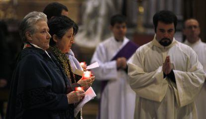 Marie Collins (izquierda) en la Iglesia de San Ignacio (Roma), el 7 de febrero de 2012.