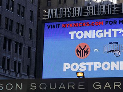 Cartel situado en el exterior del Madison Square Garden que advierte de la cancelación del partido.