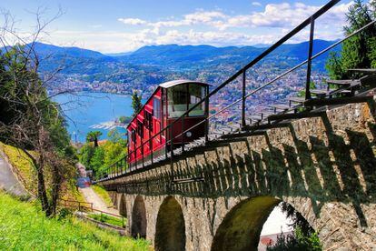 El boscoso monte Brè, que se alza como una muralla ante las puertas de la ciudad de Lugano, probablemente sea el lugar de Suiza más mimado por el sol. Desde su cima se domina, en los frecuentes días claros, no solo la ciudad, sino también el propio lago de Lugano y hasta bien dentro de los Alpes. Un funicular lleva a los visitantes desde Cassarate hasta la cumbre, donde aguardan dos acogedores restaurantes con soleadas terrazas.