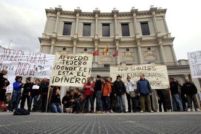 Concentración de empleados del Teatro Real ante las puertas del coliseo, el pasado abril.