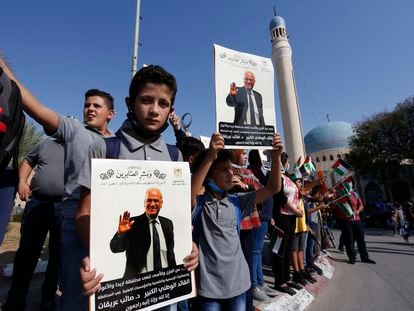 Asistentes al funeral por el diplomático palestino Saeb Erekat, el pasado miércoles en Jericó.