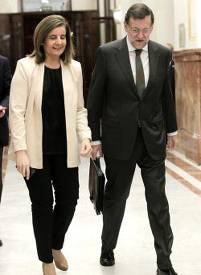 La ministra de Empleo y Seguridad Social, Fátima Báñez, junto a Mariano Rajoy.