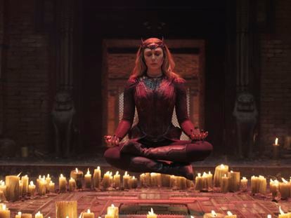 Elizabeth Olsen como la Bruja Escarlata en 'Doctor Strange en el multiverso de la locura'.