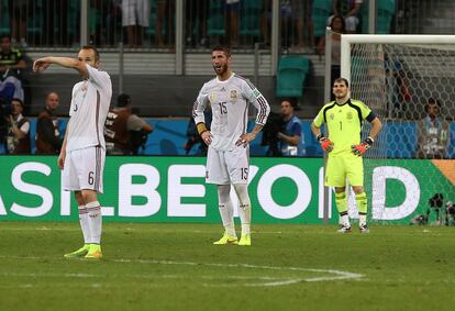 Iniesta, Sergio Ramos e Iker Casillas intentan encajar la derrota del equipo español