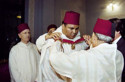 El rey de Marruecos Hassan II condecora a Muhammad Ali en el Palacio Real de Rabat, en 1998. 