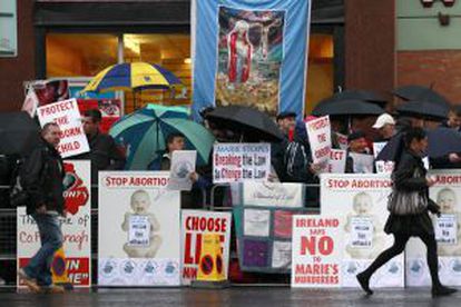 Miembros de una plataforma antiabortista protestan a las puertas de la única clínica que practica abortos en la isla, en Belfast.