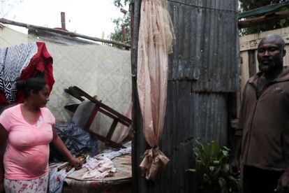 Al menos un millón de personas se han quedado sin agua corriente y cientos han tenido que ser desplazados ante la destrucción de sus viviendas. En la imagen, un hombre y una mujer dentro de una casa destruída en el municipio de 
Higüey. 