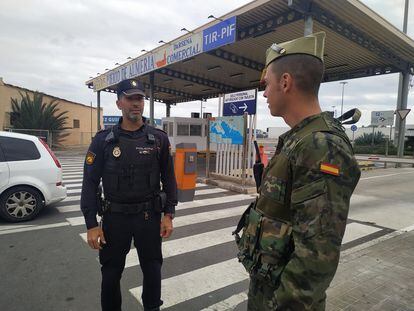 Un agente de la Policía Nacional y un legionario este miércoles a la entrada del puerto de Almería.
