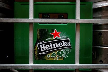 Un contenedor de botellas de cerveza Heineken en un restaurante de Singapur. 