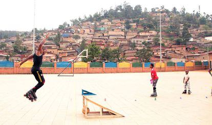 Unos chavales disfrutan del espacio p&uacute;blico en Kigali, Ruanda. 