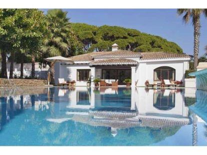 Villa en Marbella, Málaga. Una impresionante villa en primera línea de playa. Cuenta con seis suites y dos casas de invitados en sus más de 6.663 metros cuadrados, una sala de centro y tratamiento de spa y gimnasio profesional, que serán propiedad de quien pague los 50 millones de euros que sus propietarios piden por él.