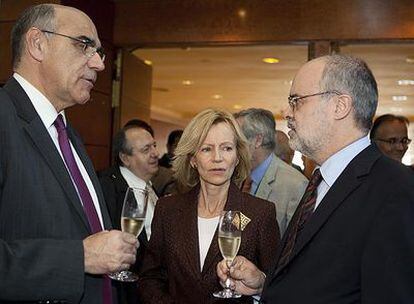 Salgado conversa con Salvador Alemany (izquierda) y con el consejero Antoni Castells.