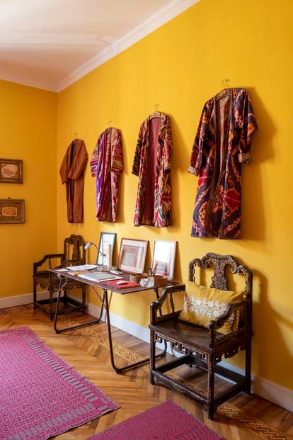 En una sala pintada en amarillo de la India, la empresaria expone los antiguos  caftanes uzbekos que heredó de su madre.