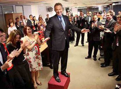 Tony Blair se dirige ayer, subido en una caja, a un grupo de militantes en la sede del Partido Laborista en Londres.