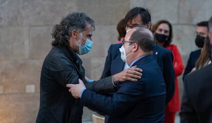 Miquel Iceta i Salvador Illa saluden Jordi Cuixart el dia de la investidura d'Aragonès.