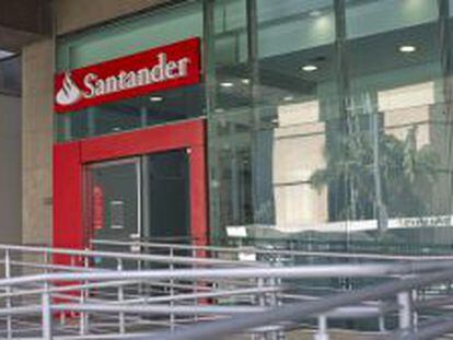 Vista de una agencia del Banco Santander en la ciudad de Sao Paulo (Brasil).