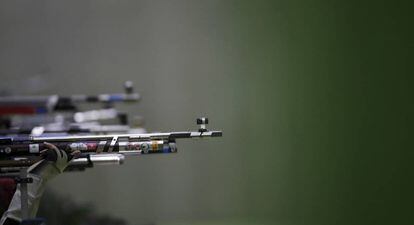 Atletas compiten en los 10 metros de rifle de aire, en el Centro de Tiro de Río de Janeiro.