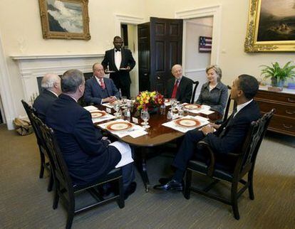 Don Juan Carlos y Obama han almorzado junto a la secretaria de Estado de EE UU, Hillary Clinton; el ministro español de Exteriores, Miguel Ángel Moratinos (de espaldas izquierda); el consejero de EE UU de Seguridad Nacional (de espaldas derecha), James Jones; y el jefe de la Casa del Rey, Alberto Aza.