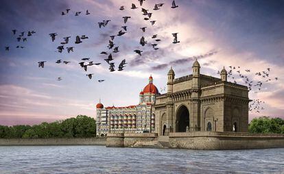 El hotel Taj Mahal y la Puerta de India, en el puerto de Bombay.