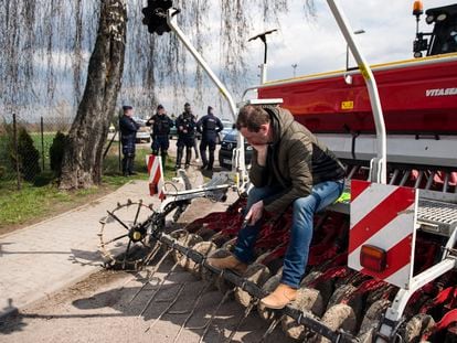 Un agricultor polaco, durante la protesta por la crisis del grano ucranio, en el cruce de la vía férrea en la ciudad fronteriza de Hrubieszow, el 12 de abril.