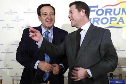 El presidente de Asaja, Pedro Barato (a la izquierda), conversa con el presidente de Castilla-La Mancha, Emiliano García-Page (a la derecha) al inicio del desayuno informativo del Fórum Europa celebrado este lunes en Madrid.