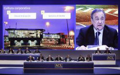 El presidente de ACS, Florentino P&eacute;rez (c), durante la junta de accionistas celebrada hoy en Madrid. 