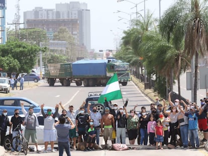 Un grupo de vecinos bloquea una de las principales avenidas en Santa Cruz, Bolivia, el pasado 30 de octubre.