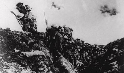 Tropas británicas saliendo de una trinchera durante la Primera Guerra Mundial.