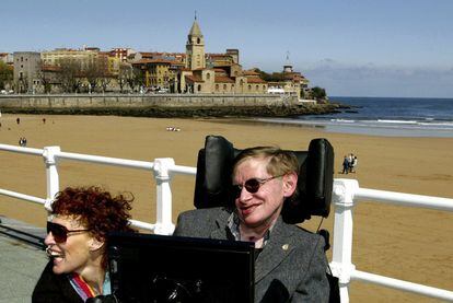 Stephen Hawking i la seva dona, l'Elaine, al passeig marítim de la platja de San Lorenzo a Gijón, el 2005.