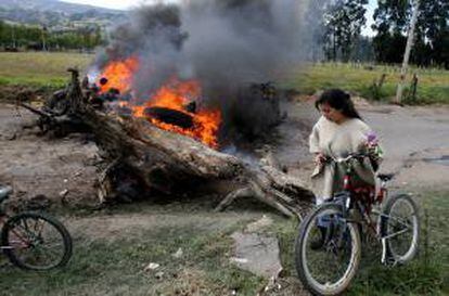 Una habitante camina entre los bloqueos en las vías  en la población de Ubaté, departamento de Cundinamarca (Colombia).