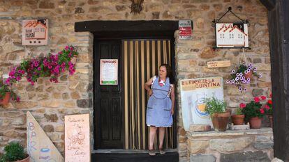 Marisol del Río Ubina en la puerta de su hotel rural, El Rimero de la Quintina, en Soria.