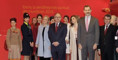 Los Reyes, junto a Cristina Cifuentes, presidenta de la Comunidad de Madrid;Luis Gallego, presidente de Iberia; y Álvaro Nadal, ministro de Energía y Turismo.