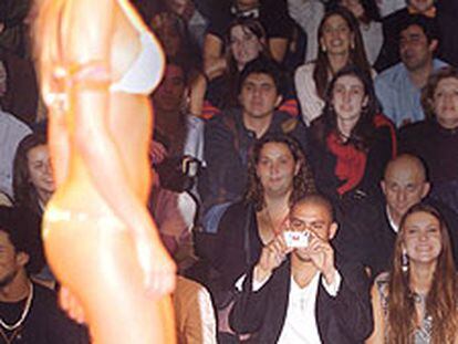 Ronaldo fotografía a su novia, Daniela Cicarelli, durante el desfile.