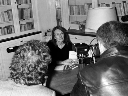 La escritora Annie Ernaux, al recibir el Premio Renaudot por El lugar en 1984. Fue su primer reconocimiento en una época en la que la trataban como una escritora “digna de la prensa del corazón”, como recuerda.