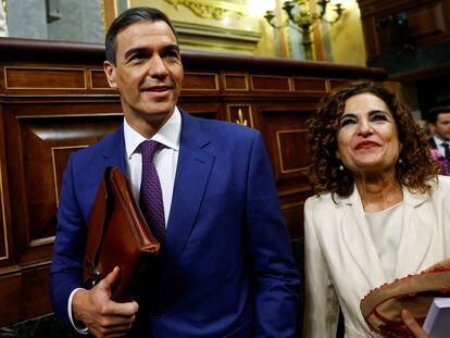 El presidente de Gobierno, Pedro Sánchez camina con la ministra de Hacienda y Función Pública en Funciones, María Jesús Montero, el 16 de noviembre, 2023.