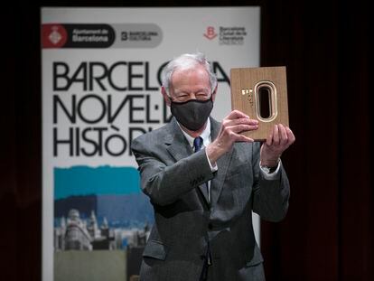 El novelista Eduardo Mendoza recibe el premio literario Barcelona Novela Histórica, este lunes.