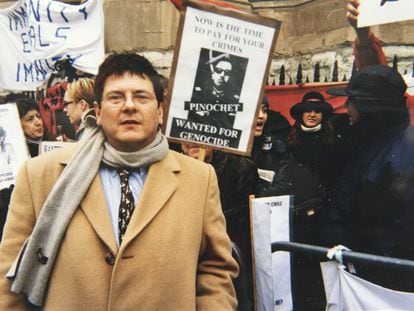 Reed Brody en Londres en una manifestación a favor de la detención de Pinochet en 1998.