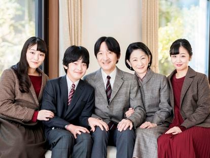 El heredero al trono de Japón, el príncipe Fumihito, en el centro junto a su esposa, la princesa Kiko y sus hijos, las princesas Mako y, a la derecha, Kako, y el príncipe Hisahito en su residencia imperial en Tokio.