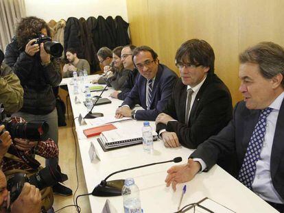 Carles Puigdemont (c) presidente de CDC, Artur Mas (d).