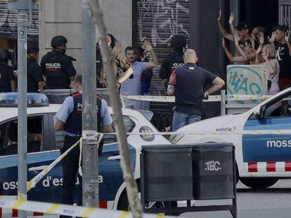 Despliegue policial en el lugar del atentado ocurrido el pasado agosto en las Ramblas de Barcelona. 