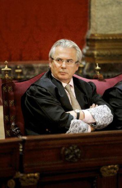 Baltasar Garz&oacute;n, con toga y pu&ntilde;etas, en un momento del juicio contra &eacute;l ayer en el Supremo.