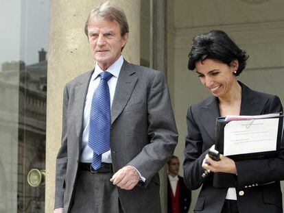 El ministro de Exteriores francés, Bernard Kouchner, y la de Justicia, Rachida Dati, salen ayer del Elíseo.
