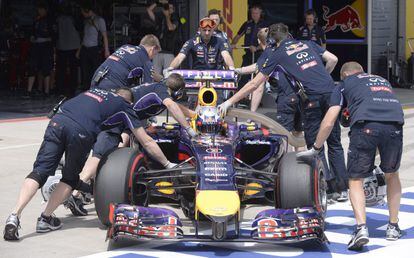 Ricciardo, en una parada en boxes, rodeado de los mecánicos de su equipo, el Toro Rosso.