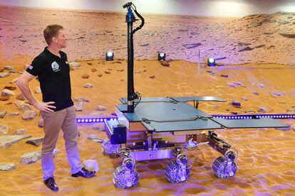 El astronauta Tim Peake junto a un prototipo del 'rover' Rosalind Franklin.