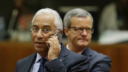 El primer ministro portugu&eacute;s Antonio Luis Santos da Costa al tel&eacute;fono durante una sesi&oacute;n en Bruselas.
 