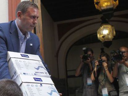 El alcalde de Jun llega a la sede del PSOE para entregar los avales.