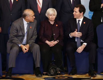 La presidenta de la Fed, Janet Yellen, entre el secretario general de la OCDE, &Aacute;ngel Gurr&iacute;a, y el canciller del Exchequer brit&aacute;nico, George Osborne.